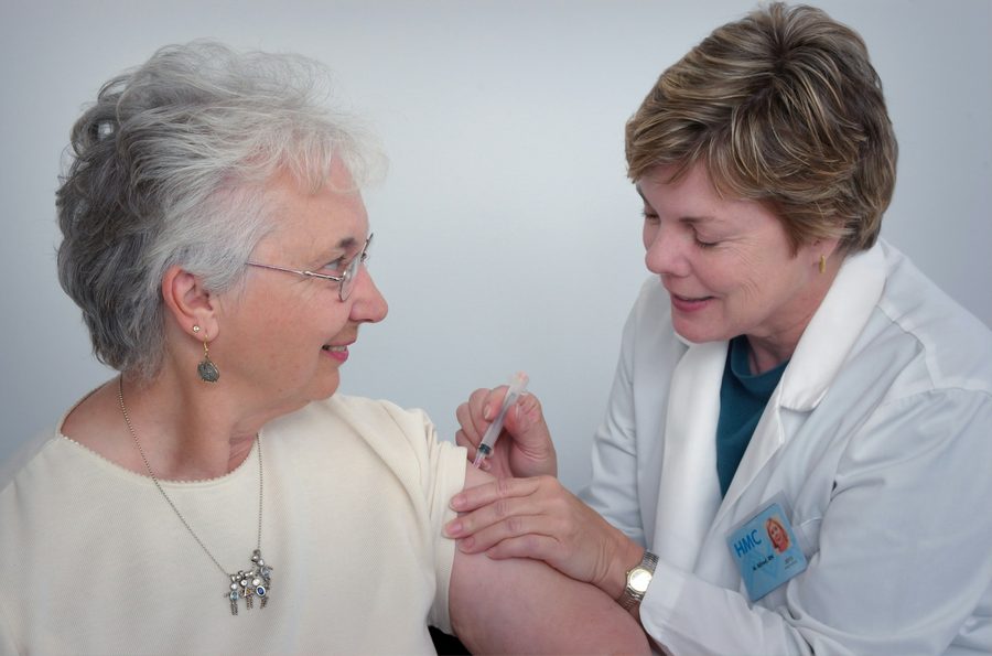Pflegekraft hält die Hand einer Patientin